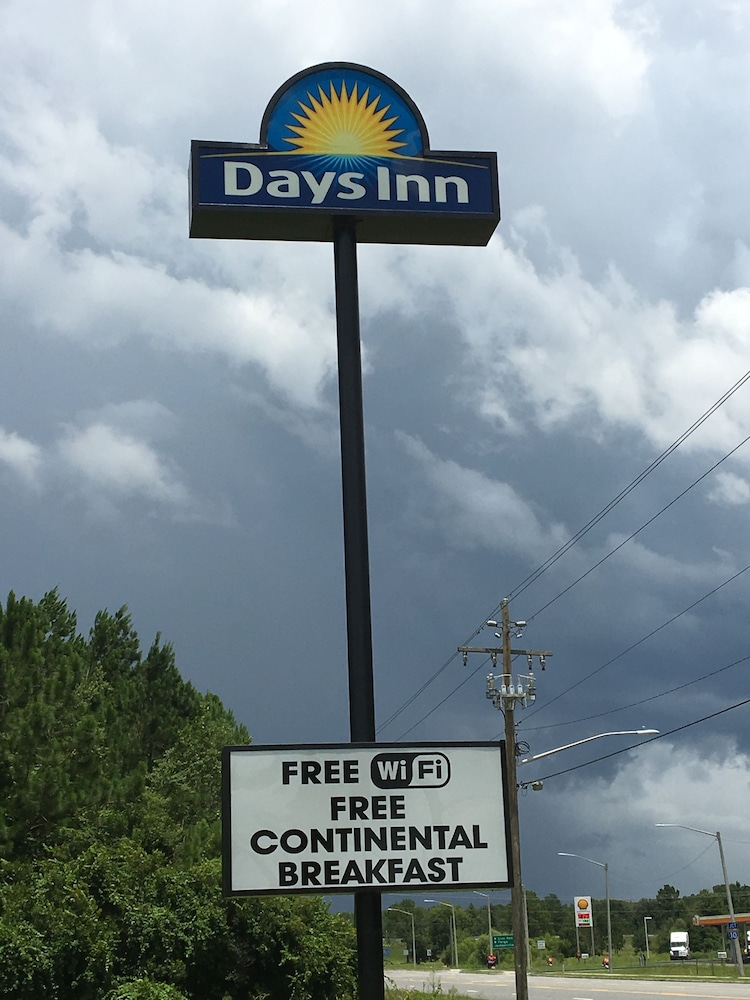 Days Inn by Wyndham Lake City I-10