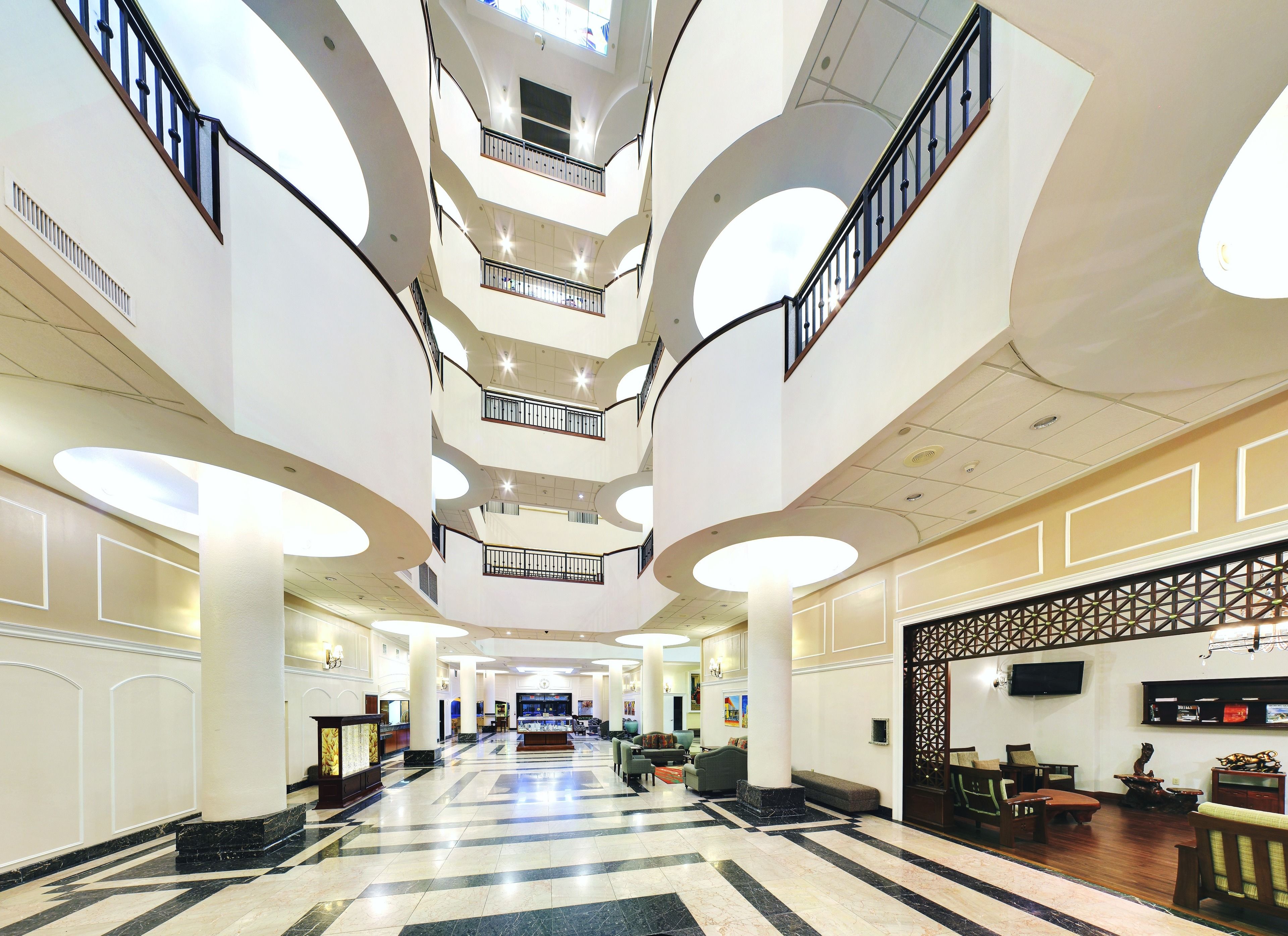 Wyndham Garden Baronne Plaza