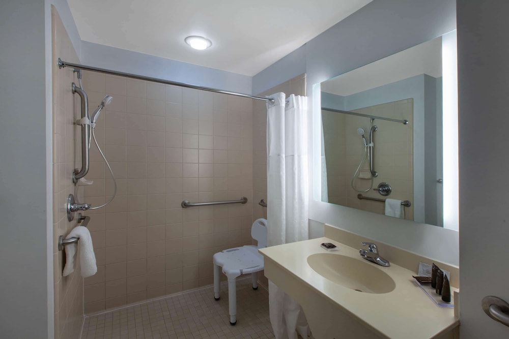 Bathroom shower, Wingate by Wyndham Oklahoma City/Airport