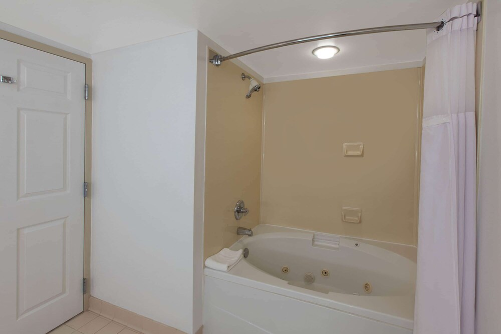 Bathroom, Wingate by Wyndham Oklahoma City/Airport