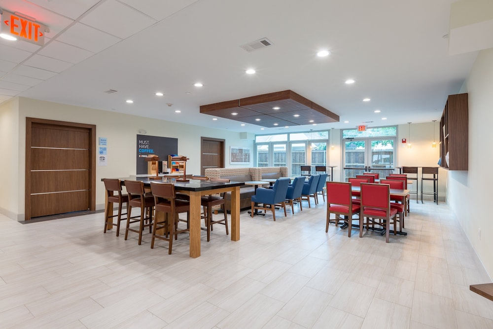 Holiday Inn Express And Suites Arlington North - Stadium Area, an IHG Hotel