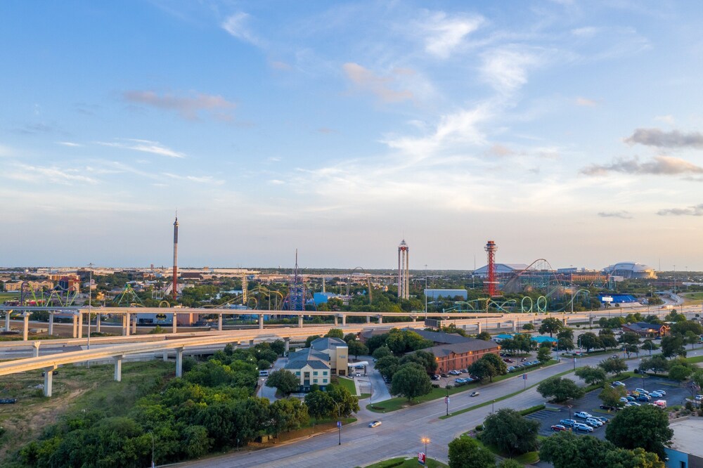 Holiday Inn Express And Suites Arlington North - Stadium Area, an IHG Hotel