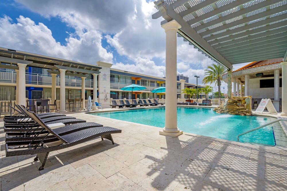 Pool, Quality Inn and Conference Center Tampa-Brandon