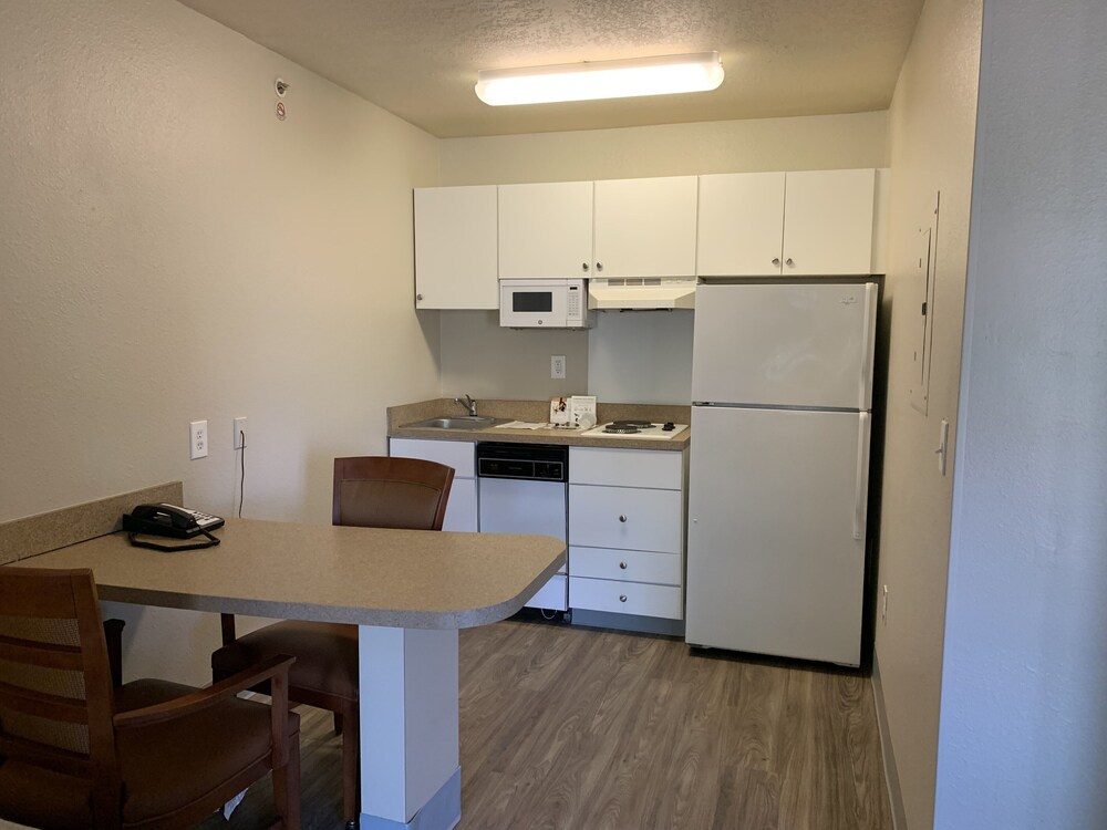 Extended Stay America Suites Kansas City Lenexa 87th St