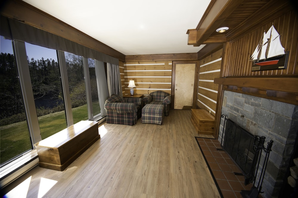 Lodge Resort and Conference Centre AU231 Deals & Reviews