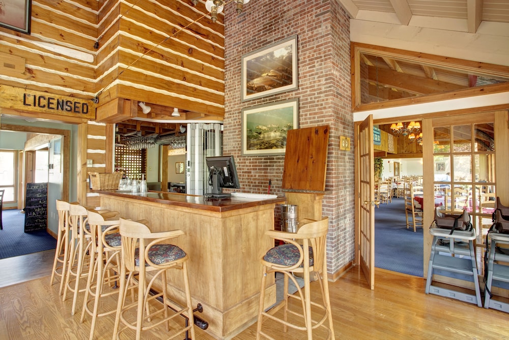 Lodge Resort and Conference Centre Deals & Reviews