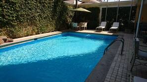 Una piscina al aire libre