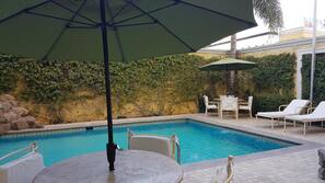 Una piscina al aire libre