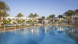 4 piscine all'aperto, cabanas (a pagamento), ombrelloni da piscina