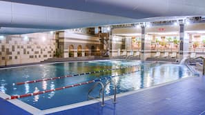 Una piscina cubierta