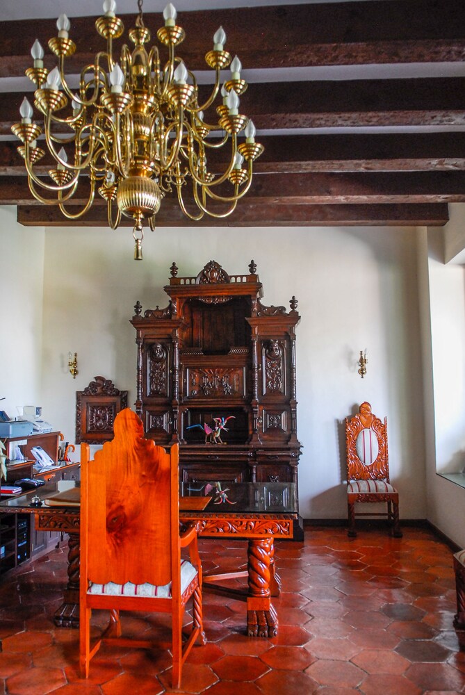 Lobby sitting area, Hotel Hacienda Los Laureles - Spa