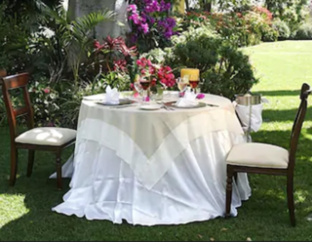 Outdoor dining, Hotel Hacienda Los Laureles - Spa