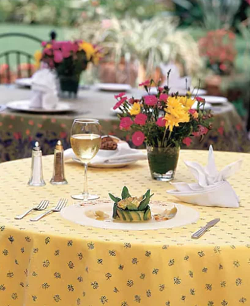 Outdoor dining, Hotel Hacienda Los Laureles - Spa