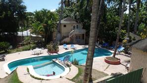 Una piscina al aire libre