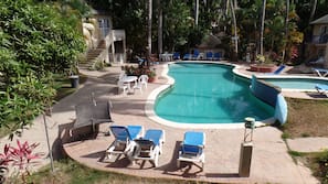 Una piscina al aire libre