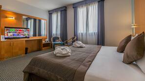 In-room safe, desk, laptop workspace, free WiFi