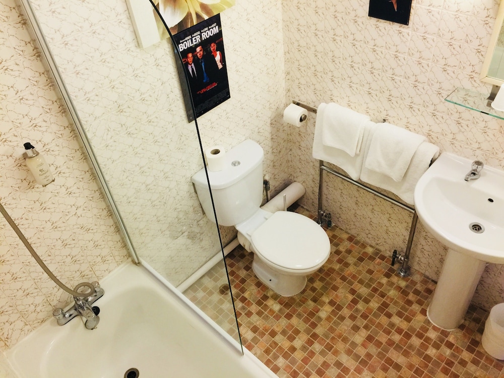 Bathroom, Hotel Celebrity