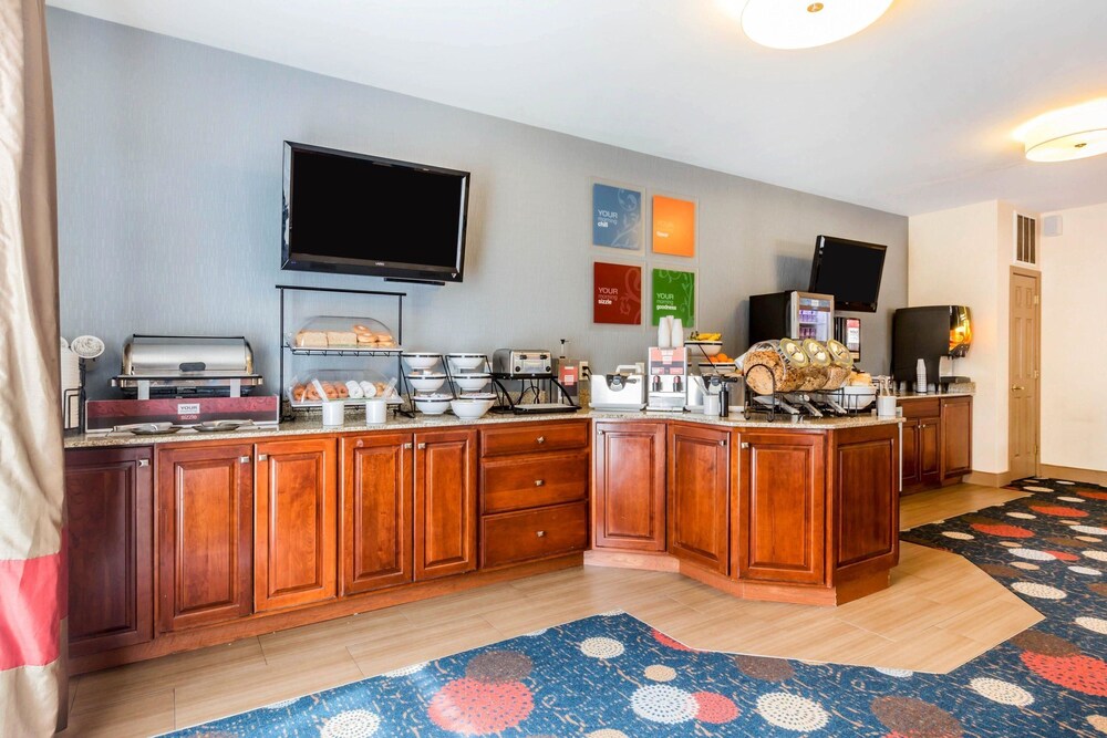 Breakfast area, Comfort Inn & Suites