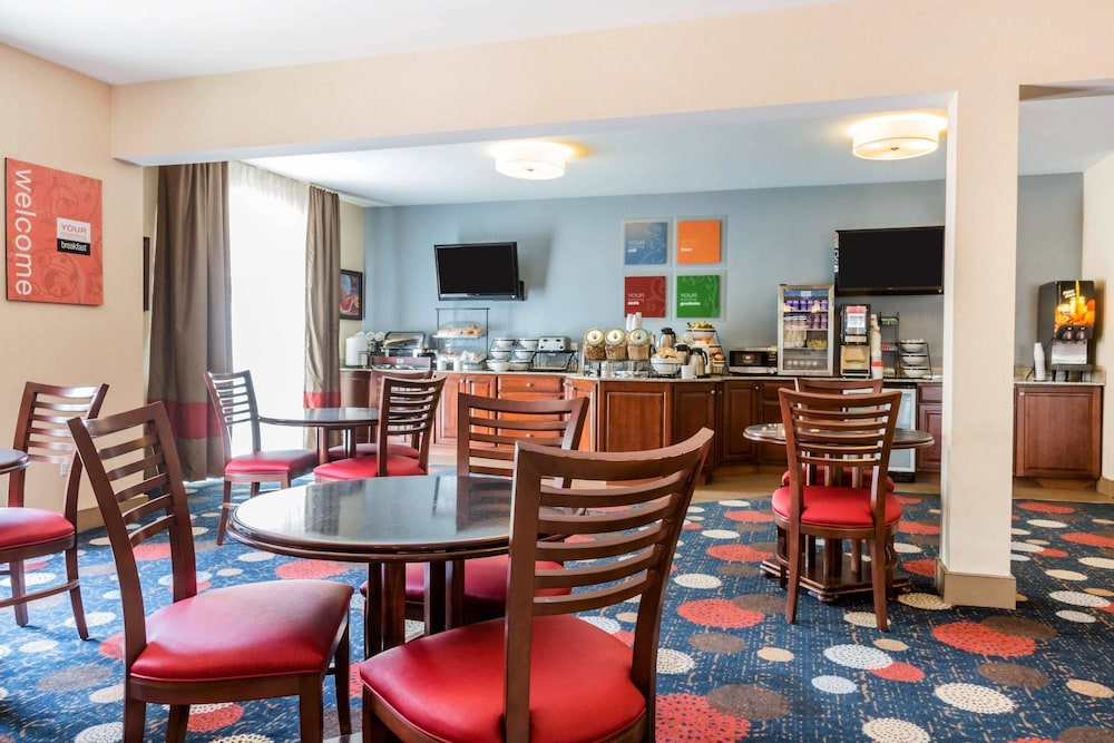 Breakfast area, Comfort Inn & Suites