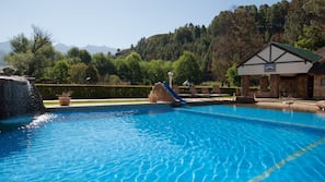 Piscine couverte, 3 piscines extérieures, parasols de plage