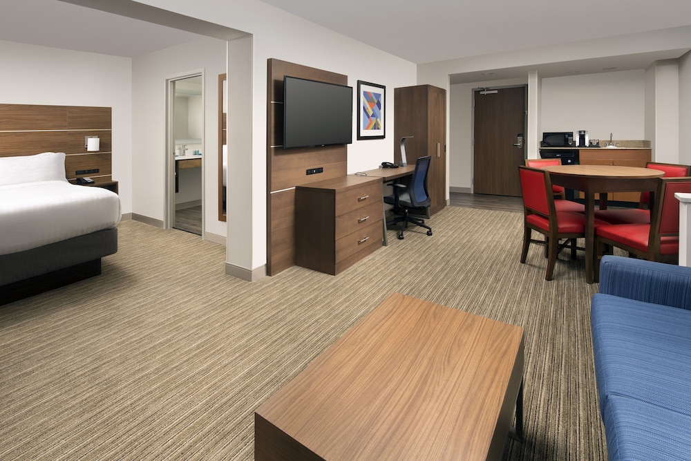 Room, Holiday Inn Express & Suites Baltimore - BWI Airport North, an IHG Hotel