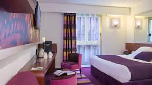 Minibar, coffre-forts dans les chambres, bureau, rideaux occultants