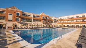 Piscine couverte, piscine extérieure, parasols de plage