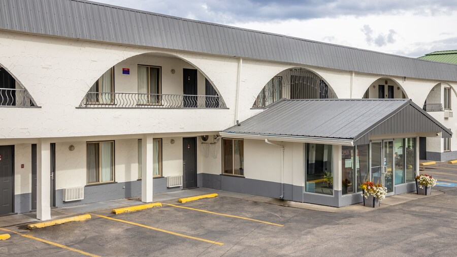 Howard Johnson by Wyndham Downtown Kamloops