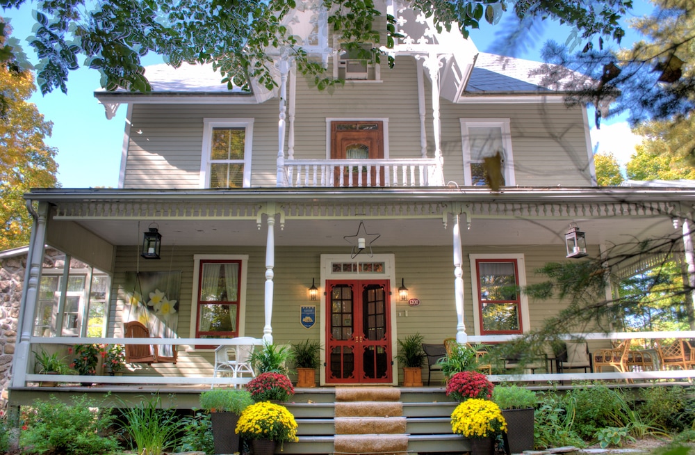 Au Clos Rolland Couette & Cafe in Sainte-Adèle, Canada