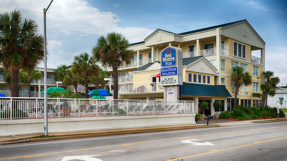 Best Travel Discounts For Seniors There are many special discounts that are available to seniors. Retirees are offered discounts at most retailers, restaurants, parks, on public transport and at hotels.
