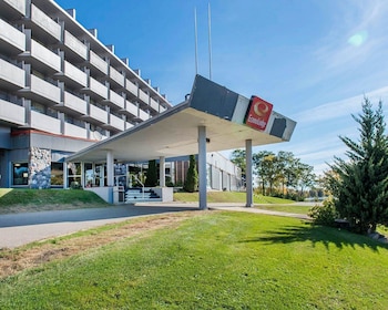 Econo Lodge Smiths Falls 2019 Room Prices Reviews - 