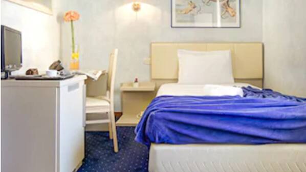 Minibar, una scrivania, ferro/asse da stiro, Wi-Fi gratuito