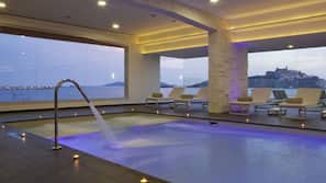 Piscina coperta, piscina stagionale all'aperto, ombrelloni da piscina