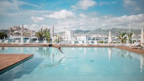 Piscina coperta, piscina stagionale all'aperto, ombrelloni da piscina