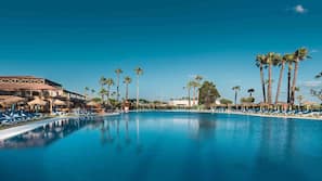 Una piscina cubierta, una piscina al aire libre de temporada