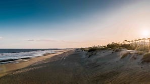 Ubicación cercana a la playa y arena blanca