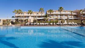 4 piscines extérieures, parasols de plage