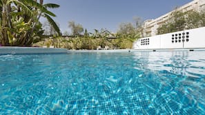 Una piscina cubierta, una piscina al aire libre
