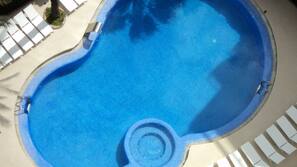 Una piscina cubierta, una piscina al aire libre