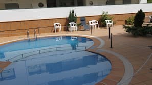 Piscine extérieure, chaises longues