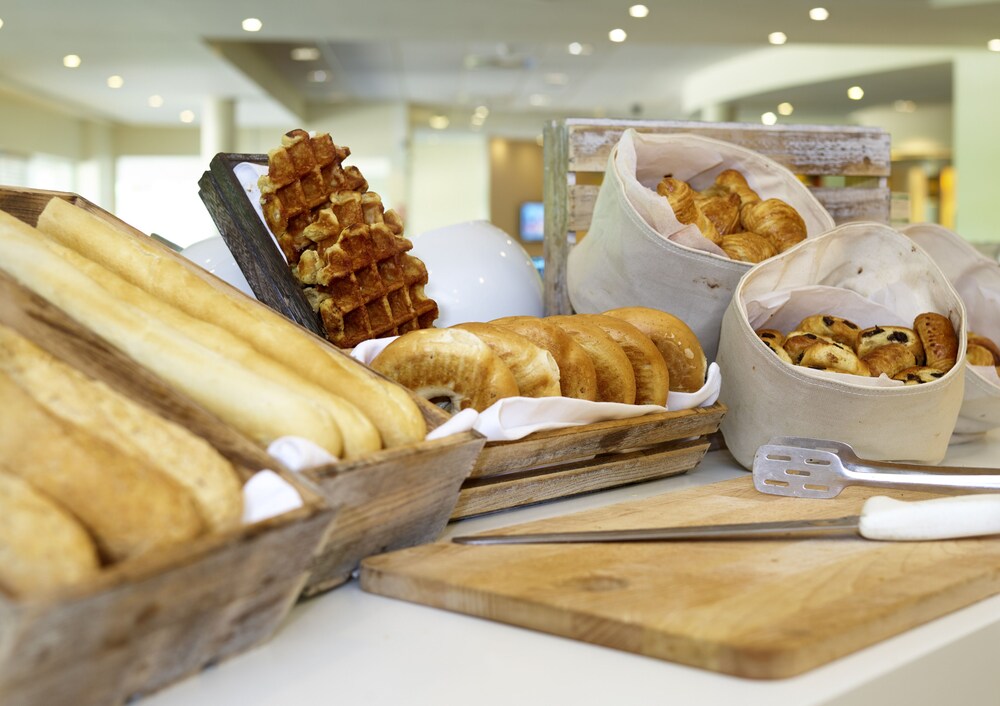 Breakfast area, Novotel Milton Keynes