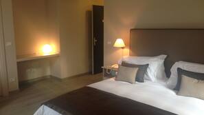 Hypoallergeen beddengoed, een minibar, een kluis op de kamer, een bureau