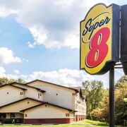 Pocono Mountains Pet Friendly Hotels Book A Hotel Room At One Of Super 8 By Wyndham Stroudsburg