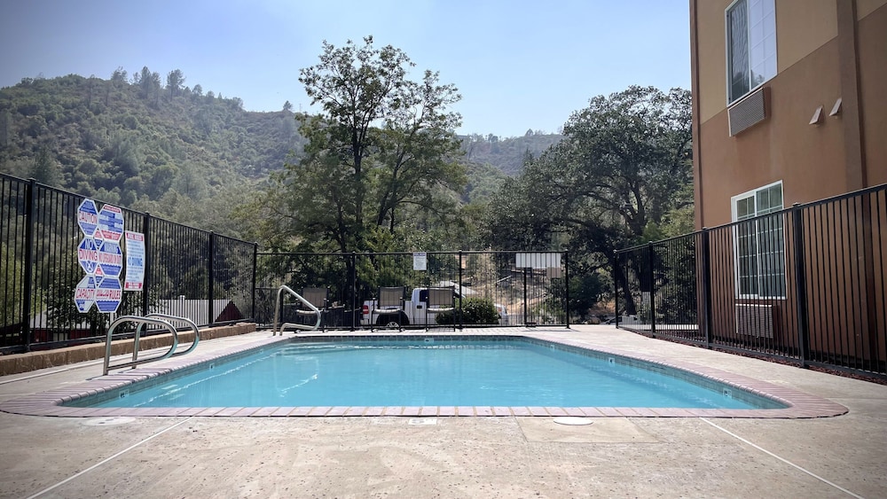 Outdoor pool, The Monarch Inn