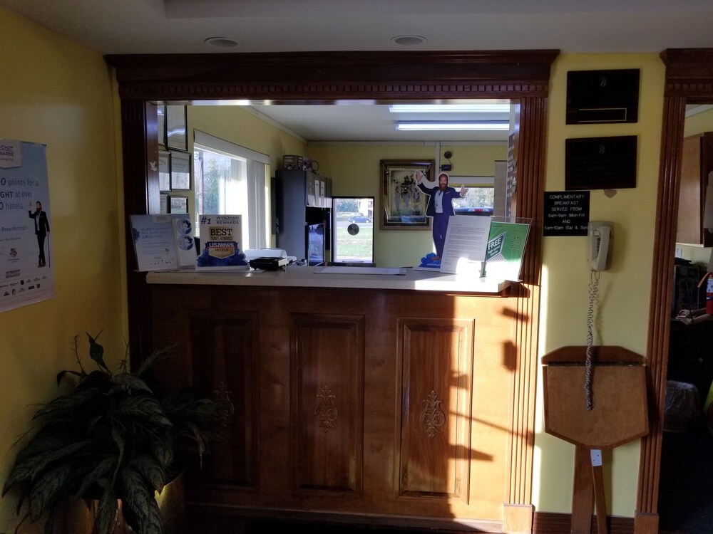Super 8 By Wyndham Bellmawr Nj Philadelphia Pa Area In Mount Laurel Hotel Front Featured Image Check In Out Kiosk
