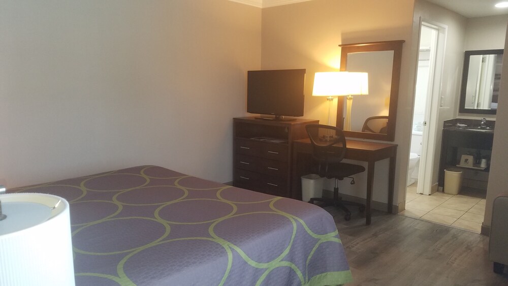 Super 8 by Wyndham Los Angeles-Culver City Area