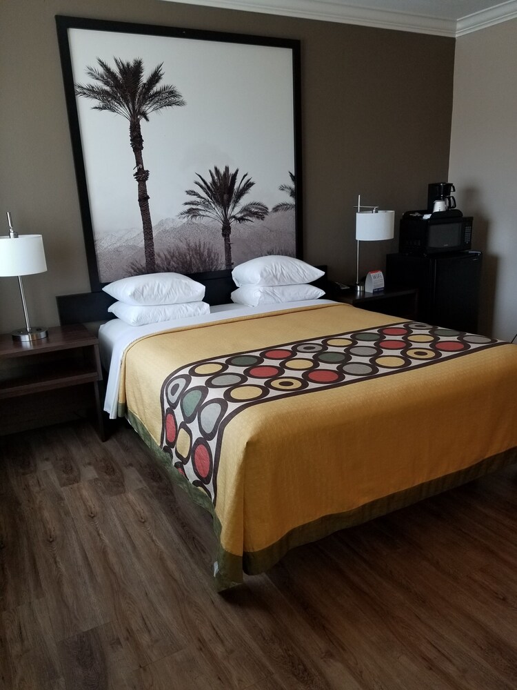 Super 8 by Wyndham Los Angeles-Culver City Area