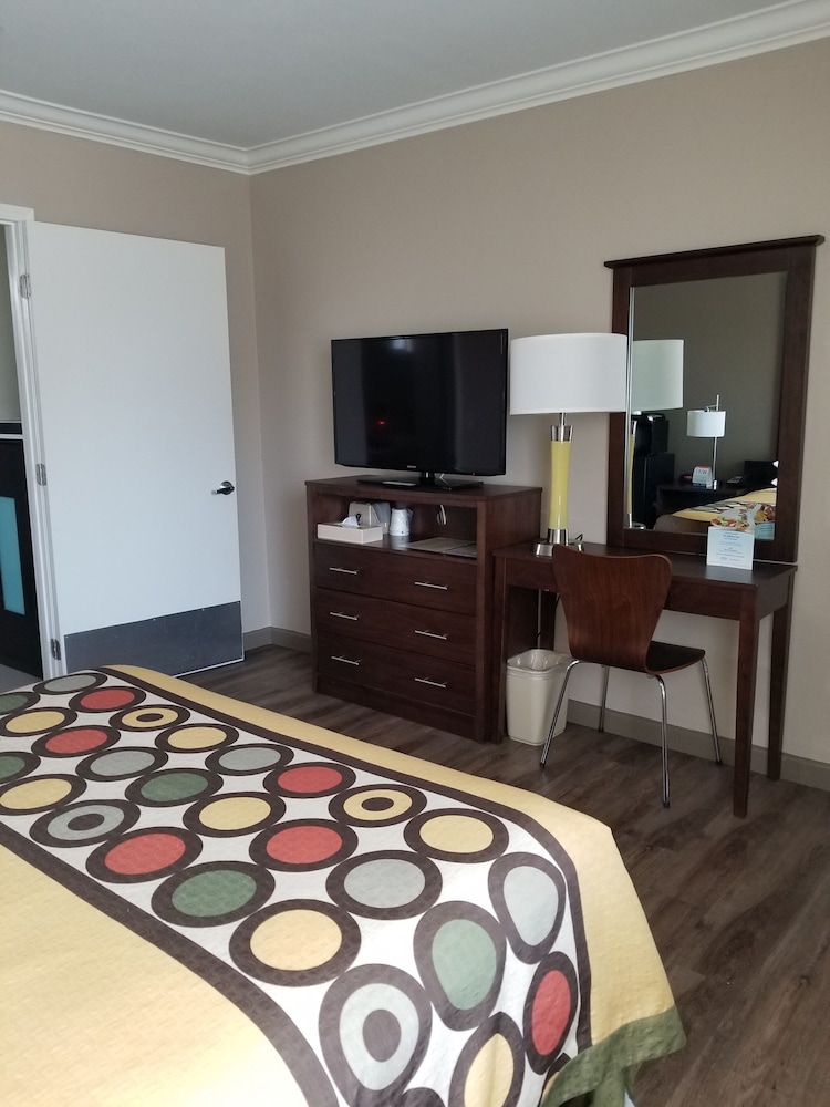 Super 8 by Wyndham Los Angeles-Culver City Area