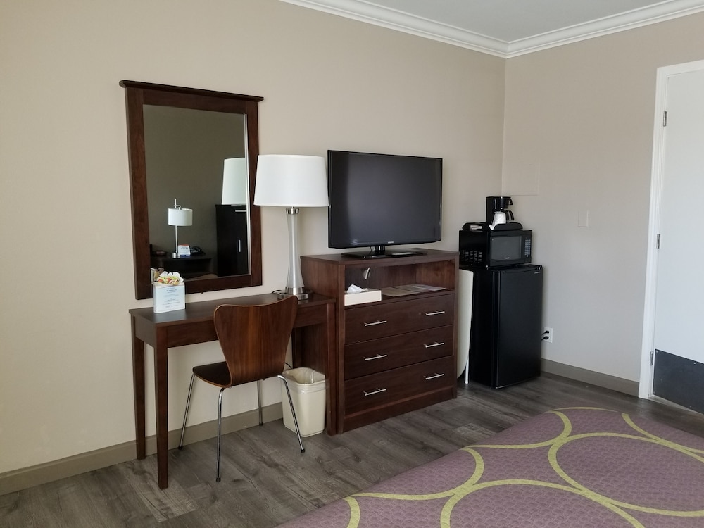 Super 8 by Wyndham Los Angeles-Culver City Area