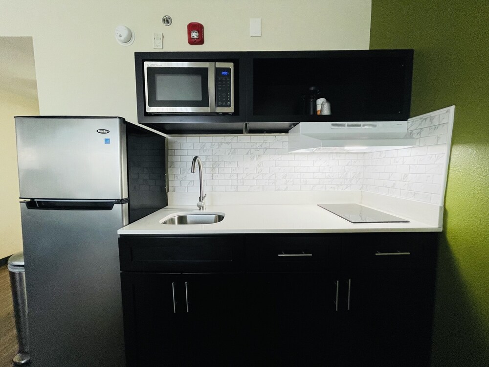 Private kitchen, Quality Inn & Suites Lake Charles South